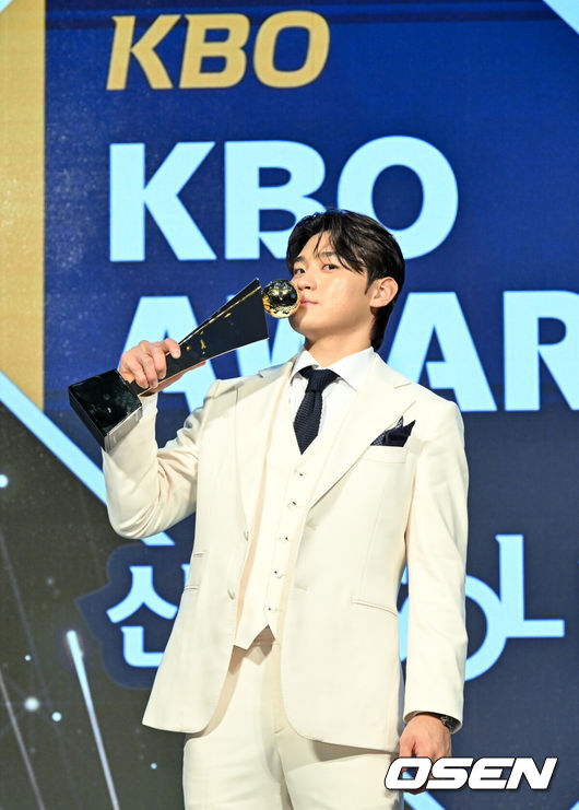 [OSEN=조은정 기자] 2024 KBO MVP를 수상한 KIA 김도영이 포즈를 취하고 있다. 2024.11.26 /cej@osen.co.kr