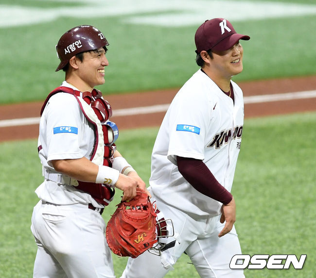 [OSEN=고척, 이대선 기자] 키움 시절 박동원과 조상우가 승리의 기쁨을 나누고 있다./sunday@osen.co.kr