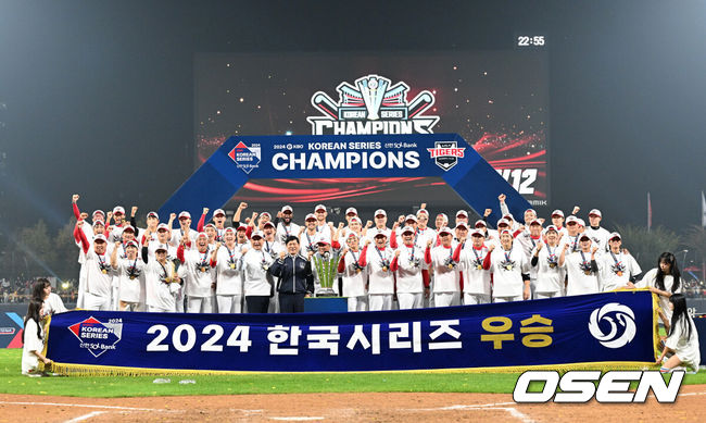 [OSEN=이대선 기자] 한국시리즈 우승을 차지한 KIA 선수단이 기념촬영을 하고 있다. 2024.10.28 / sunday@osen.co.kr