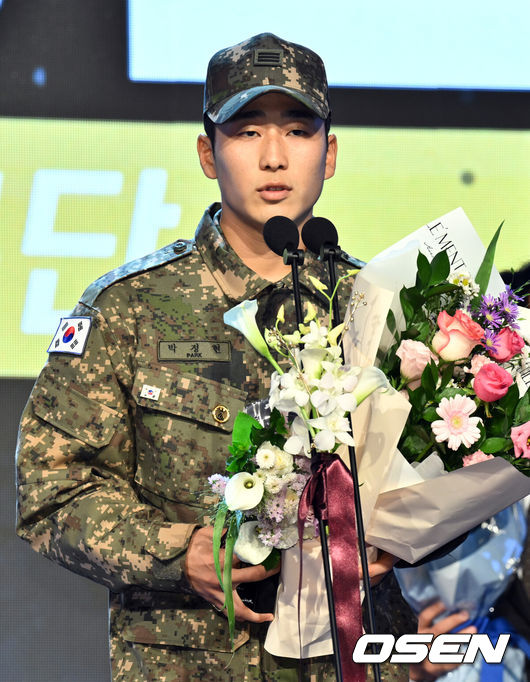 [OSEN=조은정 기자] 퓨처스리그 남부리그 타점, 홈런상을 받은 상무 박정현이 소감을 전하고 있다. 2024.11.26 /cej@osen.co.kr