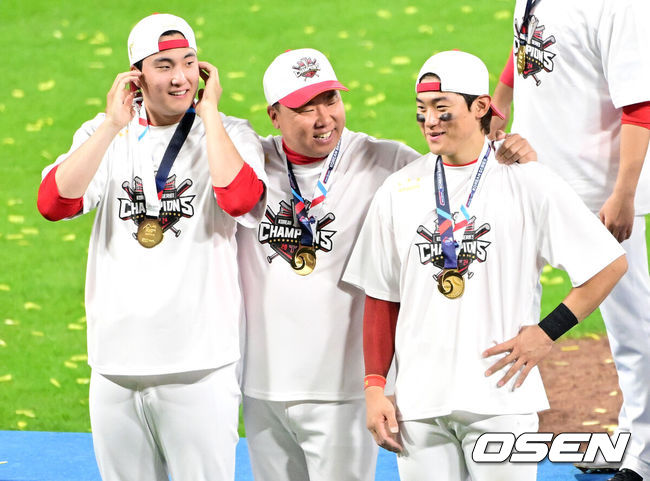 [OSEN=광주, 최규한 기자] KIA 이범호 감독(가운데)이 정해영(왼쪽), 김도영(오른쪽)과 우승 메달을 목에 걸고 대화하고 있다. 2024.10.28 / dreamer@osen.co.kr