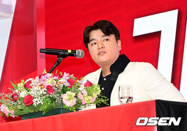 [OSEN=김성락 기자] 7일 오후 인천 연수구 경원재 앰버서더에서 SSG 추신수 은퇴 기자회견이 열렸다. 추신수는 지난 2001년 시애틀 매리너스 입단을 시작으로 클리블랜드 인디언스, 신시내티 레즈, 텍사스 레인저스, 마지막 KBO 리그까지 23년의 프로 생활을 마쳤다.SSG 추신수가 취재진의 질문에 대답하고 있다. 2024.11.07 / ksl0919@osen.co.kr
