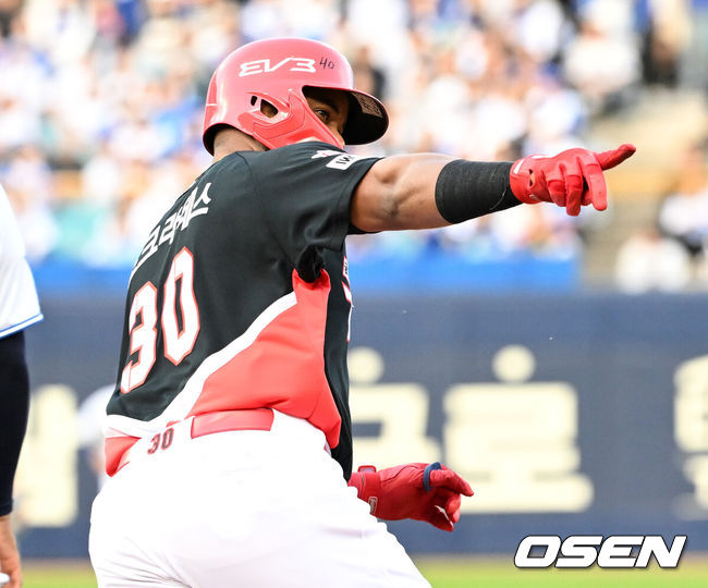[OSEN=대구, 이대선 기자] 26일 대구삼성라이온즈파크에서 2024 신한 SOL뱅크 KBO 한국시리즈 4차전 삼성 라이온즈와 KIA 타이거즈의 경기가 열렸다.삼성은 원태인, KIA는 제임스 네일을 선발 투수로 내세웠다.6회초 2사 1루에서 KIA 소크라테스가 우월 투런 홈런을 치고 환호하고 있다. 2024.10.26 / sunday@osen.co.kr
