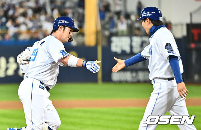 [OSEN=대구, 이석우 기자] 25일 대구 삼성라이온즈파크에서 2024 신한 SOL뱅크 KBO 포스트시즌 한국시리즈 삼성 라이온즈와 KIA 타이거즈의 3차전 경기가 열렸다. 홈팀 삼성은 대니 레예스, 방문팀 KIA는 에릭 라우어를 선발 투수로 내세웠다.삼성 라이온즈 박병호가 7회말 우중월 백투백 홈런을 치고 하이파이브를 하고 있다. 2024.10.25 / foto0307@osen.co.kr
