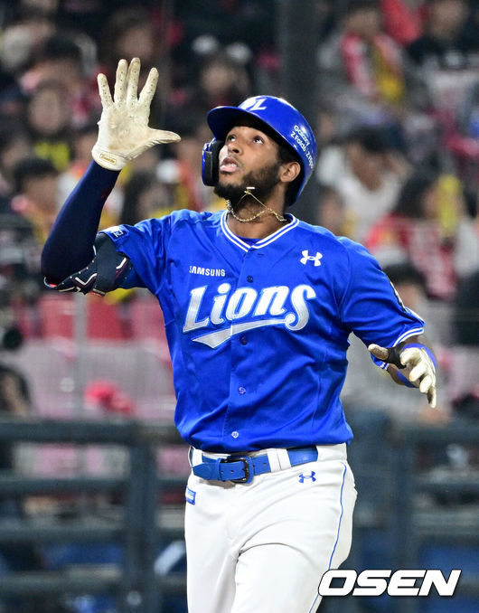 [OSEN=광주, 최규한 기자] 28일 광주 기아챔피언스필드에서 ‘2024 신한 SOL뱅크 KBO 한국시리즈’ 5차전 KIA 타이거즈와 삼성 라이온즈의 경기가 열렸다.KIA는 양현종, 삼성은 이승현를 선발 투수로 내세웠다.1회초 2사 1루 상황 삼성 디아즈가 선제 우월 투런포를 날리고 홈을 밟으며 기뻐하고 있다. 2024.10.28 / dreamer@osen.co.kr