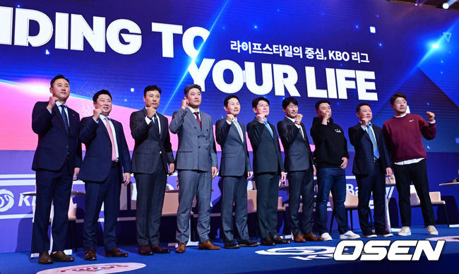 [OSEN=지형준 기자] 2024 신한 SOL Bank KBO 미디어데이에서 10개 구단 감독들이 포토타임을 하고 있다. 2024.03.22 /sunday@osen.co.kr
