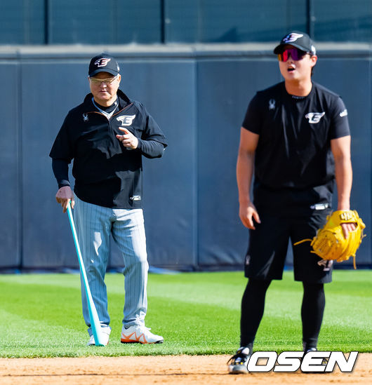 [OSEN=민경훈 기자] 한화 김경문 감독이 선수들의 수비 훈련을 지켜보고 있다. 2024.06.04 / rumi@osen.co.kr