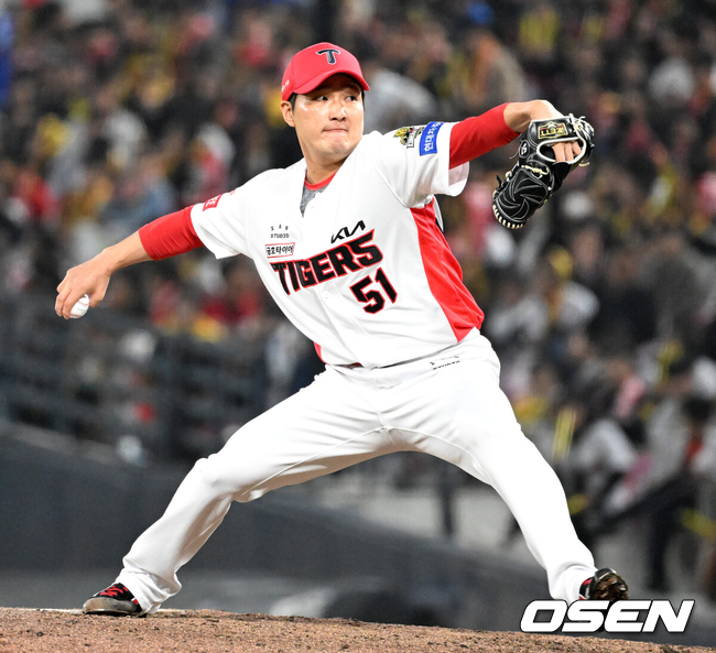 [OSEN=광주, 이대선 기자] 28일 광주 기아챔피언스필드에서 2024 신한 SOL뱅크 KBO 한국시리즈 5차전 KIA 타이거즈와 삼성 라이온즈의 경기가 열렸다.KIA는 양현종, 삼성은 이승현을 선발 투수로 내세웠다.8회초 2사 1,3루에서 KIA 전상현이 역투하고 있다. 2024.10.28 / sunday@osen.co.kr