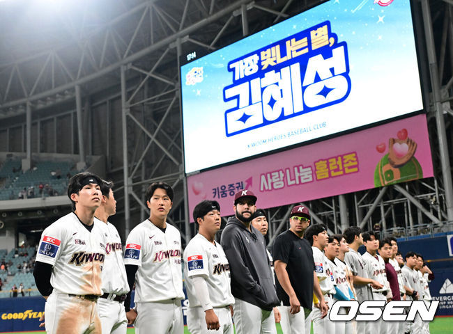 [OSEN=김성락 기자] 키움 김혜성(맨 왼쪽)이 관중들에게 인사하고 있다. 2024.09.17 / ksl0919@osen.co.kr
