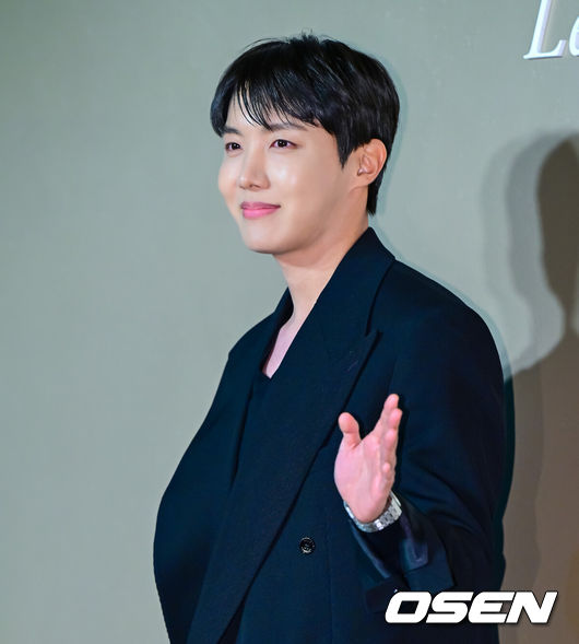 [OSEN=지형준 기자] 22일 오후 서울 성동구 성수동의 한 매장에서 스위스 고급 시계 제조사 포토행사가 열렸다.이날 방탄소년단 제이홉, 배우 차은우, 박신혜, 지진희, 모델 아이린, 셰프 안성재가 참석했다.가수 방탄소년단 제이홉이 포토타임을 하고 있다. 2024.11.22 / jpnews@osen.co.kr