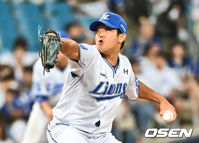[OSEN=대구, 이석우 기자] 13일 대구삼성라이온즈파크에서 2024 신한 SOL 뱅크 KBO 리그 삼성 라이온즈와 KT 위즈의 경기가 열렸다. 홈팀 삼성은 백정현이 방문팀 KT는 엄상백이 선발 출전했다. 삼성 라이온즈 이상민이 역투하고 있다. 2024.08.13 / foto0307@osen.co.kr