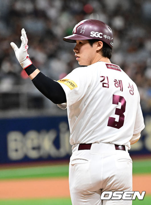 [OSEN=고척, 김성락 기자] 17일 오후 서울 고척스카이돔에서 ‘2024 신한은행 SOL Bank KBO리그’ 키움 히어로즈와 KT 위즈의 경기가 열렸다.이날 홈팀 키움은 하영민, 방문팀 KT는 엄상백을 선발로 내세웠다.8회말 키음 선두타자 김혜성이 안타를 날린 뒤 세리머니를 하고 있다. 2024.09.17 / ksl0919@osen.co.kr