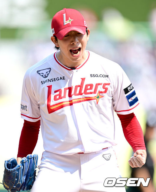 [OSEN=인천, 최규한 기자] 6일 오후 인천 SSG랜더스필드에서 ‘2024 신한 SOL Bank KBO리그’ SSG 랜더스와 삼성 라이온즈의 경기가 열렸다.홈팀 SSG는 오원석, 방문팀 삼성은 이호성을 선발로 내세웠다.4회초 2사 만루 상황 삼성 김지찬을 내야 땅볼로 이끌며 실점없이 이닝을 막아낸 SSG 선발 오원석이 환호하고 있다. 2024.06.06 / 