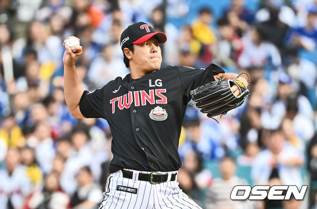 [OSEN=대구, 이석우 기자] 13일 대구 삼성라이온즈파크에서 2024 신한 SOL뱅크 KBO 포스트시즌 플레이오프 삼성 라이온즈와 LG 트윈스의 1차전 경기가 열렸다. LG 트윈스 김진성이 역투하고 있다. 2024.10.13 / foto0307@osen.co.kr