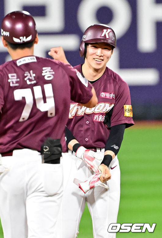 [OSEN=수원, 민경훈 기자] 27일 오후 수원 KT위즈파크에서 ‘2024 신한 SOL BANK KBO리그’ KT 위즈와 키움 히어로즈의 경기가 진행됐다.이날 홈팀 KT는 쿠에바스를, 키움은 전준표를 선발투수로 내세웠다.8회초 무사 주자 2루 키움 김혜성이 좌중간 역전 1타점 적시 2루타를 때린 후 2루에서 기뻐하고 있다. 2024.09.27 / rumi@osen.co.kr