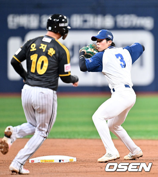 [OSEN=고척, 민경훈 기자] 24일 오후 서울 고척스카이돔에서 ‘2024 신한 SOL BANK KBO리그’ 키움 히어로즈와 LG 트윈스의 경기가 진행됐다.이날 키움은 김윤하를, LG는 엔스를 선발투수로 내세웠다.1회초 1사 주자 1,3루 LG 박동원의 유격수 앞 병살타때 키움 2루수 김혜성이 2루에서 LG 오지환을 포스아웃 시킨 후 1루로 송구하고 있다. 2024.08.24 / rumi@osen.co.kr