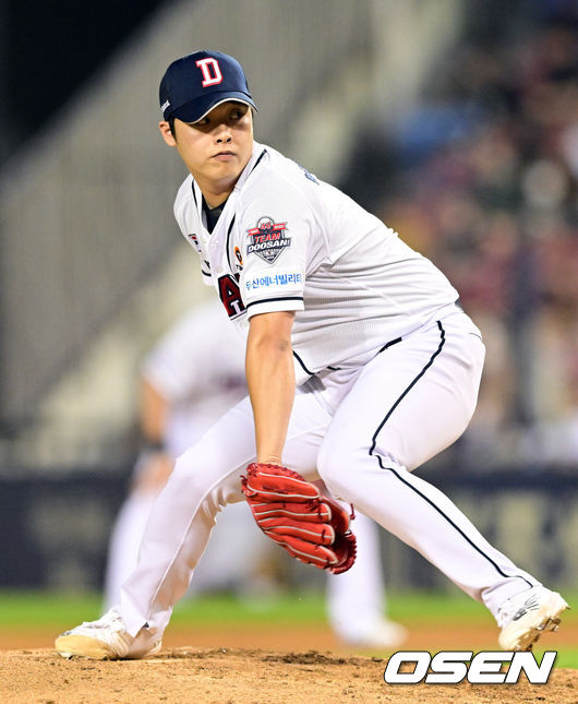 [OSEN=잠실, 조은정 기자] 9일 오후 서울 송파구 잠실야구장에서 '2022 신한은행 SOL KBO 리그' 두산 베어스와 LG 트윈스의 경기가 열렸다.6회초 마운드에 오른 두산 박치국이 힘차게 공을 던지고 있다. 2022.07.09 /cej@osen.co.kr