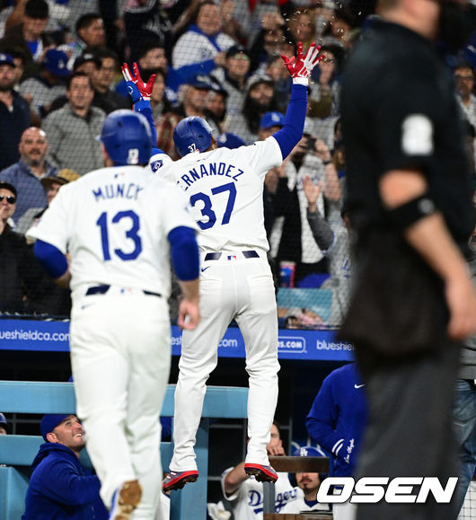 [OSEN=지형준 기자] LA 다저스 테오스카 에르난데스가 스리런 홈런을 터뜨린 뒤 기뻐하고 있다. 2024.04.02 /jpnews@osen.co.kr