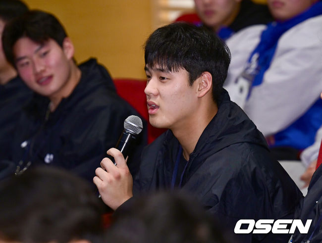 [OSEN=대전, 김성락 기자] 7일 오전 대전 유성구 DCC 대전컨벤션센터 ‘2025 KBO 신인 오리엔테이션’ 행사가 열렸다.신인 오리엔테이션은 2025 시즌 KBO 리그에 첫발을 내딛을 10개 구단 소속 신인선수와 육성선수 등 총 130여 명의 선수를 대상으로 이뤄진다.키움 정현우가 질문을 하고 있다. 2025.01.07 / ksl0919@osen.co.kr