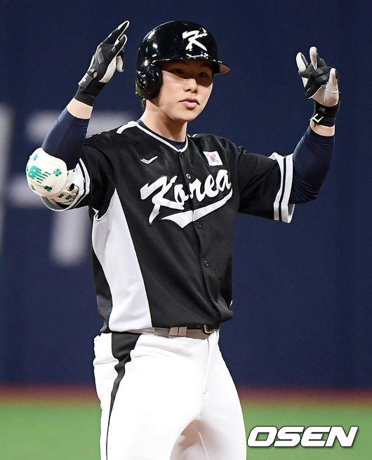 [OSEN=지형준 기자] MLB 월드투어 LA 다저스와의 스페셜게임에서 팀 코리아 김혜성이 2루타를 친 뒤 기뻐하고 있다. 2024.03.18 / jpnews@osen.co.kr 