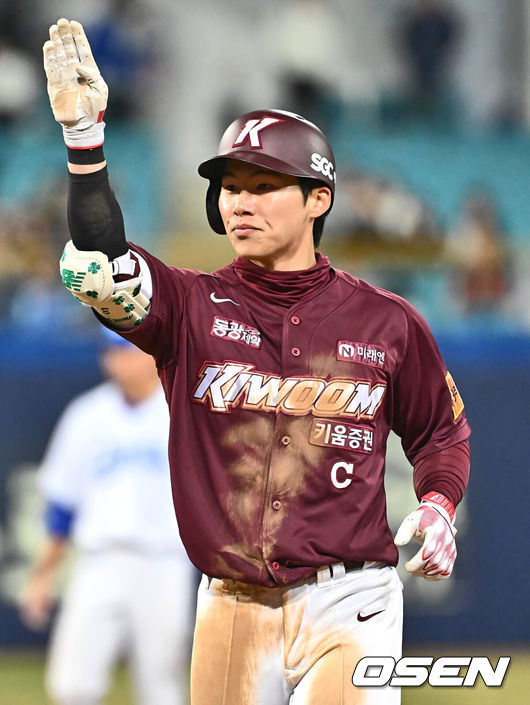[OSEN=대구, 이석우 기자] 4일 대구 삼성라이온즈파크에서 2024 신한 SOL 뱅크 KBO 리그 삼성 라이온즈와 키움 히어로즈의 경기가 열렸다. 6연패에 빠진 삼성 라이온즈는 코너를 선발로 연패탈출을 노리고 3연승을 달린 키움 히어로즈는 후라도를 선발로 내세워 4연승을 노린다.키움 히어로즈 김혜성이 9회초 무사 1,2루 우중간 가르는 1타점 안타를 치고 세리머니를 하고 있다. 2024.04.04 / 