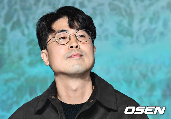 [OSEN=조은정 기자]넷플릭스 오리지널 '솔로지옥4’ 제작발표회가 8일 서울 마포구 호텔 나루 엠갤러리에서 열렸다.‘솔로지옥4’는 커플이 되어야만 나갈 수 있는 외딴 섬, ‘지옥도’에서 펼쳐질 솔로들의 솔직하고 화끈한 데이팅 리얼리티쇼다.김재원PD가 포즈를 취하고 있다. 2025.01.08. /cej@osen.co.kr