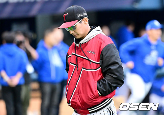 [OSEN=잠실, 최규한 기자] 프로야구 삼성은 19일 서울 잠실구장에서 열린 2024 KBO리그 포스트시즌 플레이오프(5전 3선승제) 4차전 LG와 경기에서 1-0으로 승리했다. 1~2차전을 승리한 삼성은 시리즈 전적 3승 1패를 기록, 2015년 이후 9년 만에 한국시리즈(7전 4선승제)에 진출했다. 경기를 마치고 LG 염경엽 감독이 팬들에게 인사한 뒤 그라운드를 나서고 있다. 2024.10.19 / dreamer@osen.co.kr