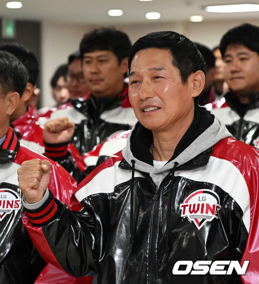 [OSEN=잠실, 지형준 기자] 8일 오후 서울 잠실야구장에서 LG 트윈스 2025년 선수단 신년 인사회가 열렸다.LG는 1월 말 미국 애리조나주 스코츠데일을 거쳐 오키나와에서 스프링캠프 전지훈련을 소화할 예정이다.LG 염경엽 감독이 파이팅을 외치고 있다. 2025.1.8 / jpnews@osen.co.kr