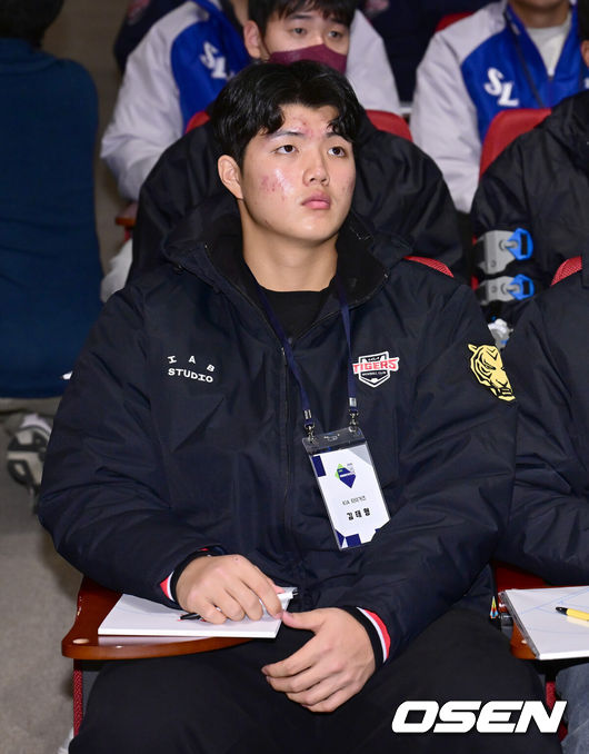 [OSEN=대전, 김성락 기자] 7일 오전 대전 유성구 DCC 대전컨벤션센터 ‘2025 KBO 신인 오리엔테이션’ 행사가 열렸다.신인 오리엔테이션은 2025 시즌 KBO 리그에 첫발을 내딛을 10개 구단 소속 신인선수와 육성선수 등 총 130여 명의 선수를 대상으로 이뤄진다.기아 김태형이 강의에 집중하고 있다. 2025.01.07 / ksl0919@osen.co.kr