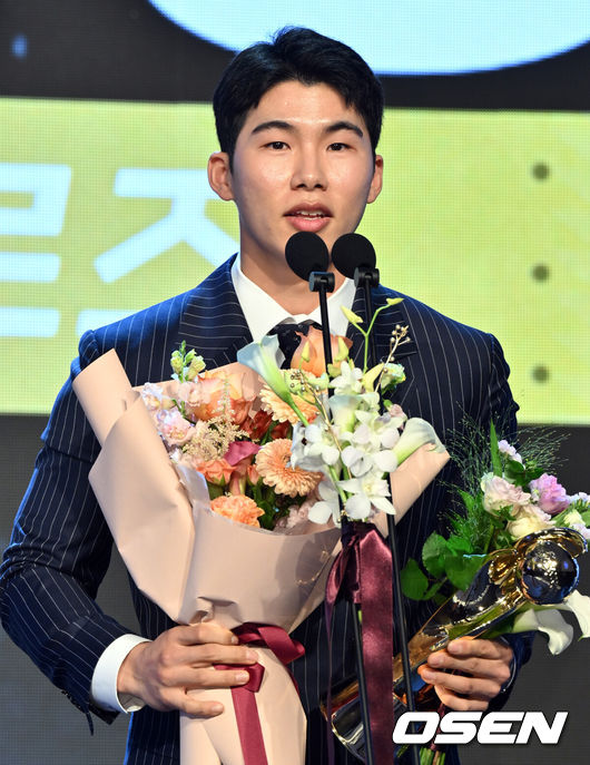 [OSEN=조은정 기자] 2024 신한 SOL뱅크 KBO 시상식이 26일 오후 서울 송파구 롯데호텔 월드 크리스탈볼룸에서 열렸다.이날 시상식에서는 퓨처스(2군)리그, KBO리그 투타 개인 부문별 1위 선수와 KBO 수비상에 대한 시상과 함께 정규시즌 최우수선수(MVP)와 신인상 주인공이 발표됐다.2루수상 수상한 키움 김혜성이 소감을 전하고 있다. 2024.11.26 