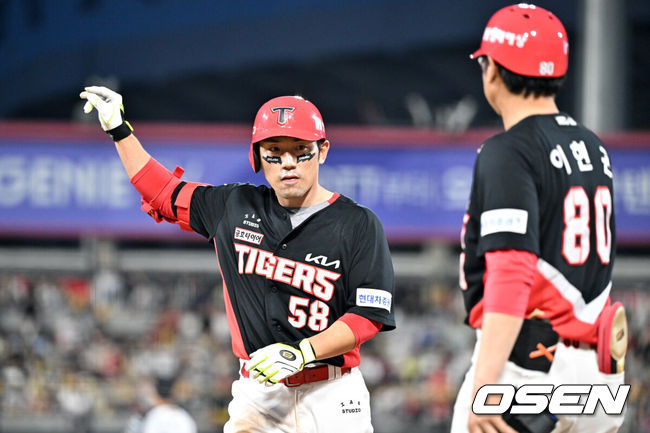 [OSEN=수원, 조은정 기자]14일 오후 수원 KT위즈파크에서 ‘2024 신한 SOL Bank KBO리그’ KT 위즈와 KIA 타이거즈의 경기가 열렸다.이날 홈팀 KT는 쿠에바스를, 방문팀 KIA는 알드레드를 선발투수로 내세웠다.4회초 1사 KIA 서건창이 안타를 날린 뒤 기뻐하고 있다. 2024.06.14 /