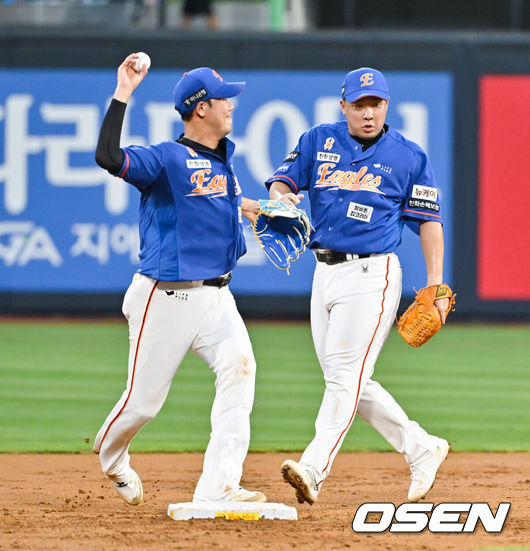 [OSEN=박준형 기자] 한화 유격수 하주석이 유격수가 1루 주자를 포스 아웃시킨 뒤 1루 송구하고 있다. 2루수는 안치홍.   2024.08.01 / soul1014@osen.co.kr