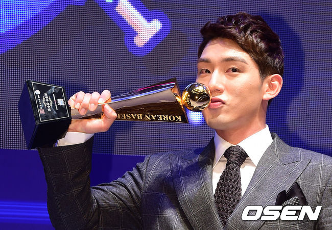 [OSEN=지형준 기자] 2014년 KBO MVP를 수상한 서건창이 트로피에 입맞춤을 하고 있다. 2014.11.18 /jpnews@osen.co.kr