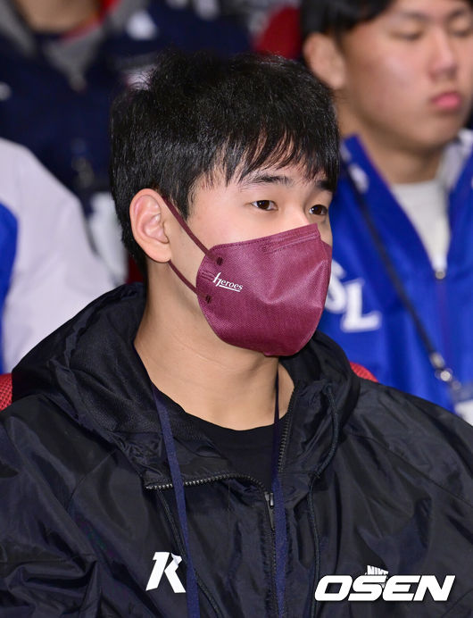 [OSEN=대전, 김성락 기자] 7일 오전 대전 유성구 DCC대전컨벤션센터 ‘2025 KBO 신인 오리엔테이션’ 행사가 열렸다.신인 오리엔테이션은 2025 시즌 KBO 리그에 첫발을 내딛을 10개 구단 소속 신인선수와 육성선수 등 총 130여 명의 선수를 대상으로 이뤄진다.키움 정현우가 집중하고 있다. 2025.01.07 / ksl0919@osen.co.kr