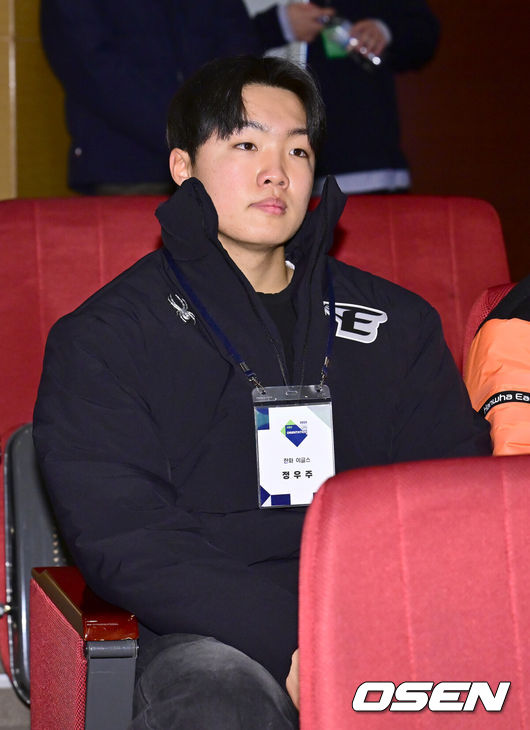 [OSEN=대전, 김성락 기자] 7일 오전 대전 유성구 DCC대전컨벤션센터 ‘2025 KBO 신인 오리엔테이션’ 행사가 열렸다.신인 오리엔테이션은 2025 시즌 KBO 리그에 첫발을 내딛을 10개 구단 소속 신인선수와 육성선수 등 총 130여 명의 선수를 대상으로 이뤄진다.한화 정우주가 집중하고 있다. 2025.01.07 / ksl0919@osen.co.kr