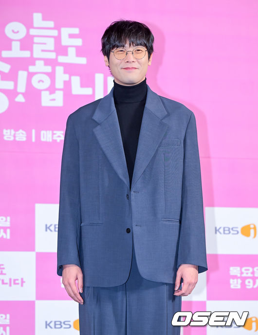 [OSEN=지형준 기자] 2일 오후 서울 상암 스탠포드호텔에서 KBS Joy 새 드라마 '오늘도 지송합니다’ 제작발표회가 열렸다.'오늘도 지송합니다'는 하루아침에 파혼당한 뒤 살벌한 신혼집 대출 이자를 갚기 위해 고단한 N잡, N캐 인생에 시달리는 (돌)싱글녀 지송이(전소민 분)의 파란만장한 신도시 입성기를 그린 드라마로 ‘청담국제고등학교’에서 감각적인 연출력을 보여준 민지영 감독과 탄탄한 필력으로 올여름 극장가를 강타한 코믹 영화 '파일럿'의 조유진 작가가 의기투합했다.배우 최다니엘이 포토타임을 하고 있다. 2024.12.02 / jpnews@osen.co.kr