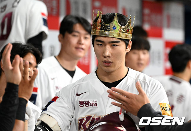 [OSEN=고척, 이대선 기자] 28일 오후 서울 고척스카이돔에서 ‘2024 신한 SOL Bank KBO리그’ 키움 히어로즈와 삼성 라이온즈의 경기가 열렸다.키움은 이종민, 삼성은 이승민을 선발로 내세웠다.5회말 무사에서 키움 이주형이 우월 솔로 홈런을 치고 더그아웃에서 동료들의 축하를 받고 있다. 2024.08.28 /sunday@osen.co.kr