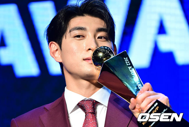 [OSEN=최규한 기자] 17일 오후 서울 소공동 웨스틴 조선 서울에서 ‘2022 KBO 시상식’이 열렸다.KBO리그 타율-타점-안타-장타율-출루율 5관왕에 이어 MVP까지 거머쥔 키움 이정후가 트로피에 입맞추고 있다. 2022.11.17 / dreamer@osen.co.kr