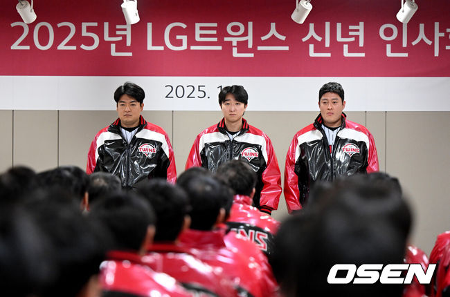 [OSEN=잠실, 지형준 기자] 8일 오후 서울 잠실야구장에서 LG 트윈스 2025년 선수단 신년 인사회가 열렸다. LG 심창민, 최채흥, 김강률(왼쪽부터)이 신입단 선수 소개를 하고 있다. 2025.1.8 / jpnews@osen.co.kr