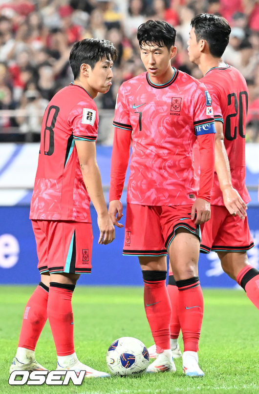 [OSEN=서울월드컵경기장, 민경훈 기자] 5일 서울 마포구 서울월드컵경기장에서 2026 북중미 월드컵 아시아지역 3차 예선 B조 조별리그 1차전 한국과 팔레스타인의 경기가 진행됐다.2014 브라질 월드컵 조별리그 탈락 이후 다시 축구 국가대표팀 지휘봉을 잡은 홍명보 감독의 10년 만에 A매치 복귀 무대로 한국은 북중미 월드컵에서 11회 연속 월드컵 본선에 도전한다.후반 손흥민이 프리킥을 준비하는 이강인에게 말을 걸고 있다. 2024.09.05 / rumi@osen.co.kr