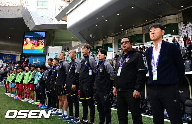 [OSEN=도하(카타르), 지형준 기자] 사상 첫 아시안컵 16강' 기적을 썼던 인도네시아 신태용 감독의 매직이 끝났다. 신태용 감독이 이끄는 인도네시아는 28일 오후 8시 30분(이하 한국시간) 자심 빈 하마드 스타디움에서 호주와 2023 아시아축구연맹(AFC) 카타르 아시안컵 16강전을 치러 0-4로 패했다. 인도네시아 신태용 감독이 국민의례를 하고 있다. 2024.01.28 / jpnews.osen.co.kr