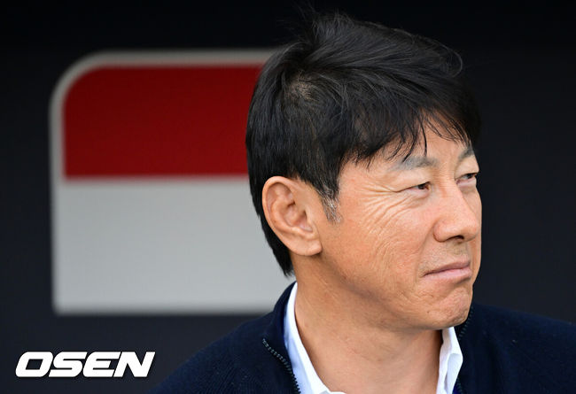 [OSEN=도하(카타르), 지형준 기자] 사상 첫 아시안컵 16강' 기적을 썼던 인도네시아 신태용 감독의 매직이 끝났다. 신태용 감독이 이끄는 인도네시아는 28일 오후 8시 30분(이하 한국시간) 자심 빈 하마드 스타디움에서 호주와 2023 아시아축구연맹(AFC) 카타르 아시안컵 16강전을 치러 0-4로 패했다. 인도네시아 신태용 감독이 경기를 준비하고 있다. 2024.01.28 / jpnews.osen.co.kr