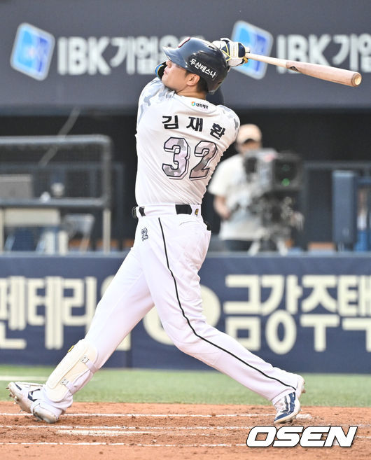 [OSEN=잠실, 조은정 기자]28일 오후 서울 잠실야구장에서 ‘2024 신한 SOL Bank KBO리그’ 두산 베어스와 SSG 랜더스의 경기가 열렸다.이날 홈팀 두산은 곽빈을, 방문팀 SSG는 김광현을 선발 투수로 내세웠다.4회말 1사 김재환이 좌익선상 2루타를 날리고 있다. 2024.06.28 /cej@osen.co.kr