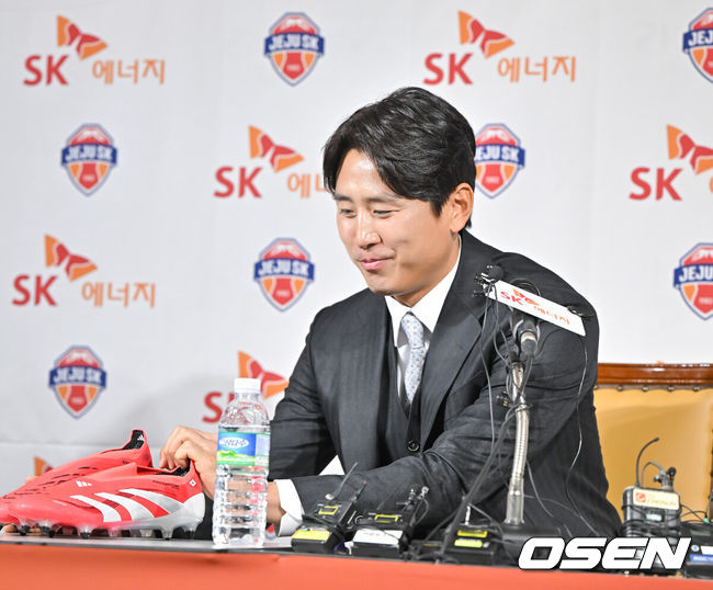 [OSEN=박준형 기자]  14일 오전 서울 종로구 대한축구협회 축구회관에서 구자철 현역 은퇴 기자회견 및 제주SK 유스 어드바이저 위촉식이 진행됐다.구자철은 2010년 제주의 준우승 전성기를 이끌었다. 그 활약을 토대로 이듬해인 2011년 독일 분데스리가에 진출해 맹활약을 펼쳤다. 2012년 런던올림픽에서는 한국 남자 축구 사상 첫 동메달이라는 쾌거를 이끌기도 했다. 2022년 다시 제주로 돌아온 구자철은 팀의 기둥 역할을 자처해왔다.구자철이 축구화를 내려놓고 있다. 2025.01.14 / soul1014@osen.co.kr