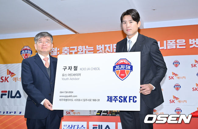 [OSEN=박준형 기자]  14일 오전 서울 종로구 대한축구협회 축구회관에서 구자철 현역 은퇴 기자회견 및 제주SK 유스 어드바이저 위촉식이 진행됐다.구자철은 2010년 제주의 준우승 전성기를 이끌었다. 그 활약을 토대로 이듬해인 2011년 독일 분데스리가에 진출해 맹활약을 펼쳤다. 2012년 런던올림픽에서는 한국 남자 축구 사상 첫 동메달이라는 쾌거를 이끌기도 했다. 2022년 다시 제주로 돌아온 구자철은 팀의 기둥 역할을 자처해왔다.구자철이 제주 어드바이저 위촉식을 갖고 포즈를 취하고 있다.    2025.01.14 / soul1014@osen.co.kr