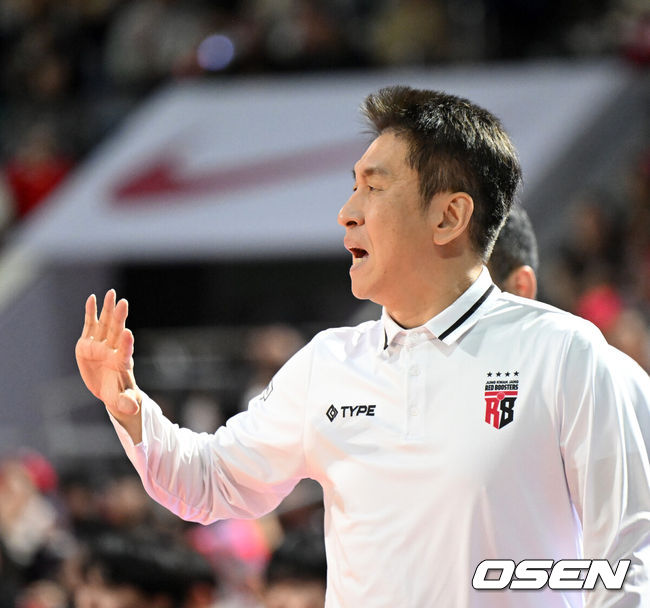 [OSEN=지형준 기자] 14일 오후 서울 잠실학생체육관에서 2024-2025시즌 KCC 프로농구 정규리그 서울SK와 안양 정관장의 경기가 열렸다.7연승을 달리고 있는 SK는 8연승을, 10연패에서 벗어난 정관장은 연승에 도전한다.2쿼터 정관장 김상식 감독이 선수들을 독려하고 있다. 2025.1.14 / jpnews@osen.co.kr