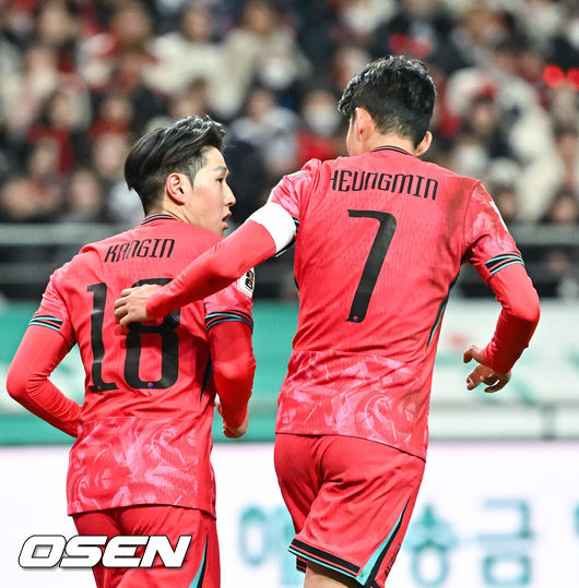 [OSEN=서울월드컵경기장, 박준형 기자] 황선홍 임시 감독이 지휘하는 대한민국 축구대표팀이 21일 서울월드컵경기장에서 진행된 태국과의 2026 국제축구연맹(FIFA) 북중미 월드컵 아시아 2차 예선 C조 3차전에서 1-1 무승부를 기록했다.이로써 한국은 3경기서 승점 7(2승 1무)를 획득하면서 조 1위를 유지했으나 약체인 태국과 홈 경기에서 무승부에 그치면서 아쉬움을 남겼다. 후반 손흥민과 이강인이 이야기 나누고 있다.  2024.03.21 / soul1014@osen.co.kr