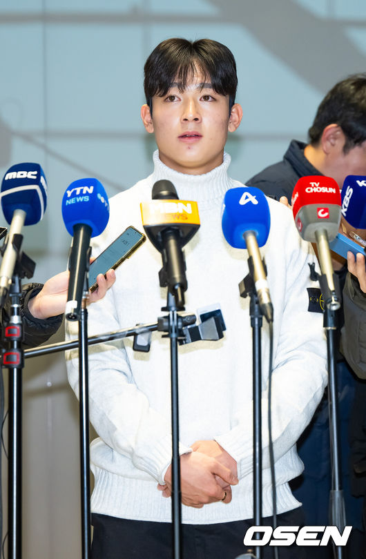 [OSEN=인천공항, 민경훈 기자] 잉글랜드 프리미어리그(EPL) 토트넘 홋스퍼에 합류하는 양민혁(18)이 16일 오전 영국 런던으로 출국했다.양민혁은 지난 7월 손흥민의 소속팀 토트넘 이적을 확정했다. 올해까지 임대 신분으로 강원FC에서 뛰기로 한 양민혁은 강원을 구단 역대 최고 성적인 준우승으로 견인했으며, K리그1 영플레이어와 베스트11을 수상했다.양민혁이 출국을 하며 취재진과 인터뷰를 하고 있다. 2024.12.16 / rumi@osen.co.kr