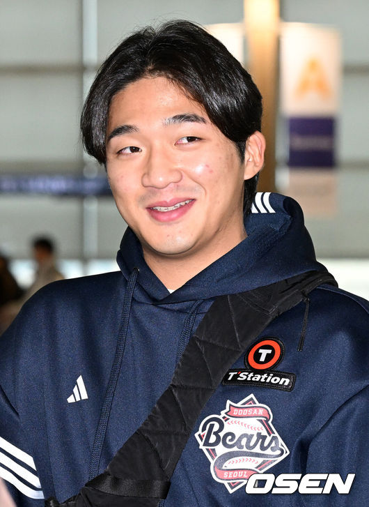 [OSEN=인천공항, 이대선 기자] 두산 베어스 양의지, 정수빈, 양석환, 이영하, 김대한, 이병헌이 19일 스프링캠프 선발대로 인천공항을 통해 호주 시드니로 출국했다.스프링캠프 인원은 이승엽 감독을 포함한 코칭스태프 13명과 선수단 44명 등 총 57명이다. 투수 22명, 포수 4명, 내야수 9명, 외야수 9명이 참가한다. 신인 중에서는 1라운드 지명자 내야수 박준순과 3라운드 지명자 투수 홍민규가 이름을 올렸다.두산 김대한이 인터뷰를 하고 있다. 2025.01.19 /sunday@osen.co.kr