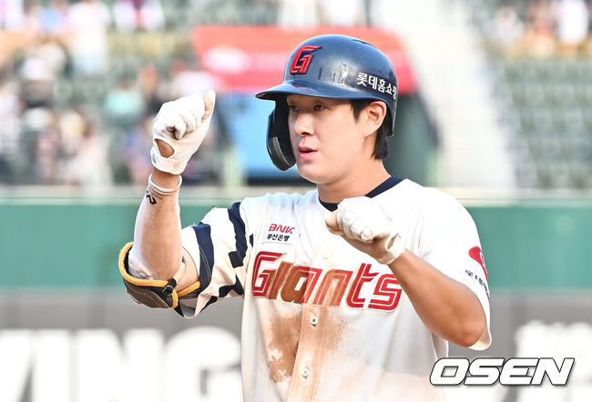 [OSEN=부산, 이석우 기자] 8일 부산 사직야구장에서 2024 신한 SOL 뱅크 KBO 리그 롯데 자이언츠와 SSG 랜더스의 경기가 열렸다. 롯데 자이언츠 나승엽이 9회말 1사 1,3루 우익수 왼쪽 1타점 적시타를 치고 세리머니를 하고 있다. 2024.09.08 / foto0307@osen.co.kr